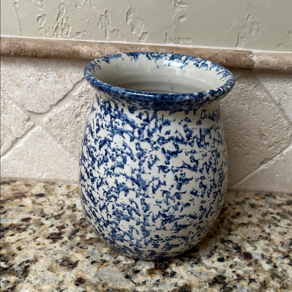 Marshall Pottery Blue and White Speckled Ceramic Vase. Signed by Brian Miller. - Picture 10 of 10